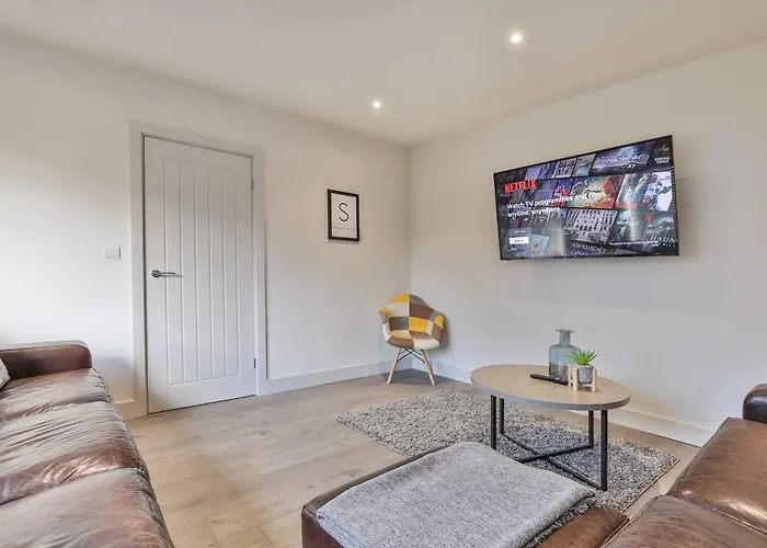 Modern, Cosy Whole House Wifi Close To Attractions