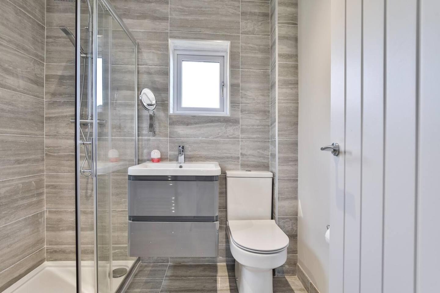 Сasa de vacaciones Modern, Cosy Whole House Wifi Close To Attractions *